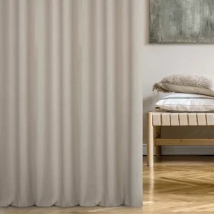 Zasłona szyta na taśmie 5 cm SHELBY jasnobeżowa z miękkiej tkaniny o naturalnym splocie i delikatnym połysku