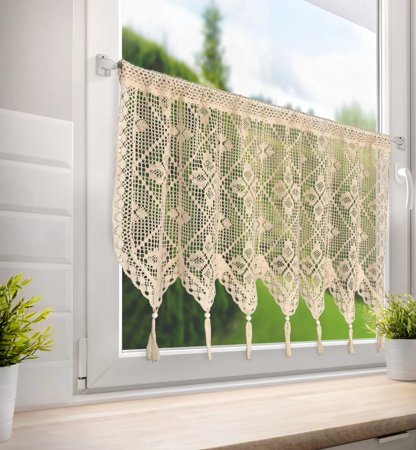 Zazdrostka jasnobeżowa  ażurowa w stylu boho z ozdobnymi chwostami 150x60 cm tunel MARTHA Eurofirany